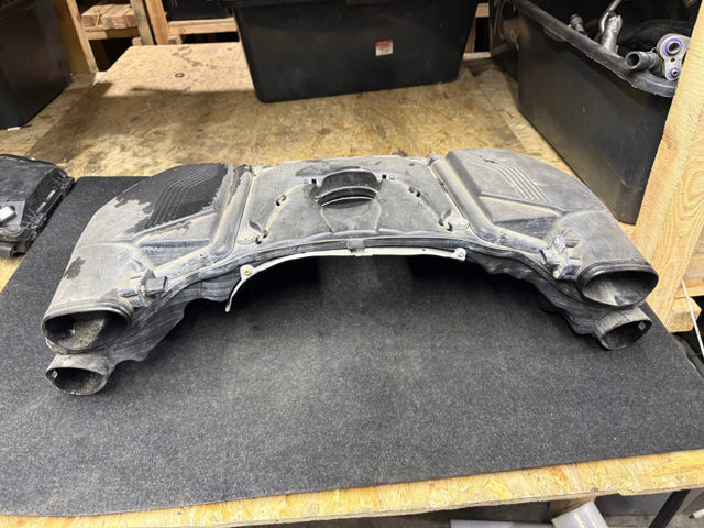 Корпус повітряного фільтра 13718622618 BMW