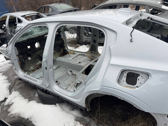 Кронштейн зовнішньої накладки лівого порога 32216384 VOLVO