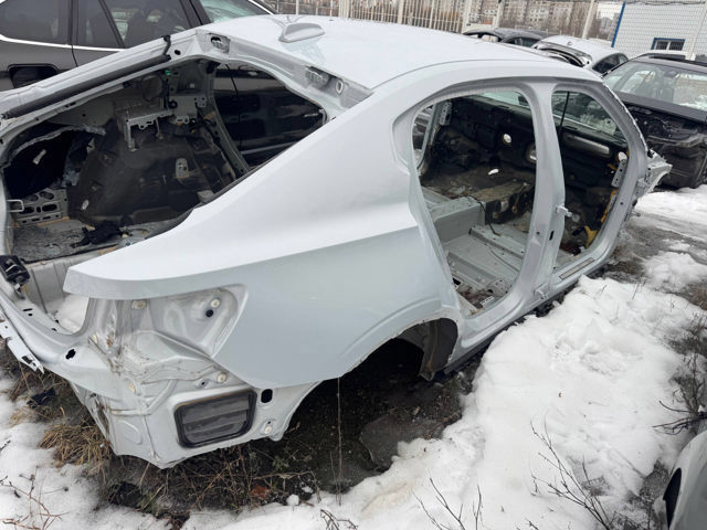 Кронштейн зовнішньої накладки порога правого 32216385 VOLVO