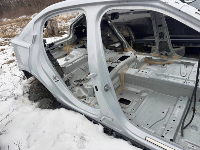 Дверний шарнір правий передній 32228603 VOLVO