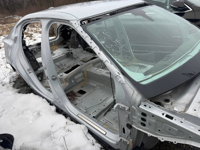 Петля водійських дверей 32228604 VOLVO