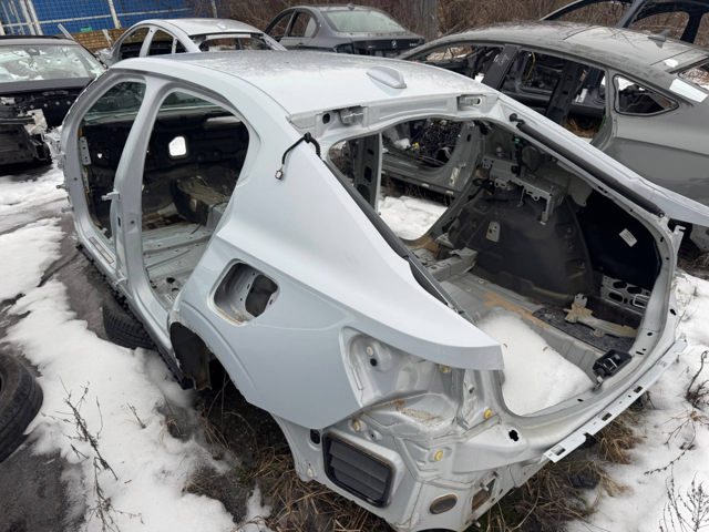 Бічна частина задня ліва 32234133 VOLVO