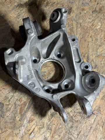 Цапфа поворотна права 33306898480 BMW