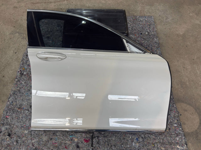 Дверка передня права 41517423700 BMW