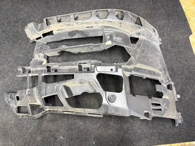 Кріплення протитуманки правої 51117385346 BMW