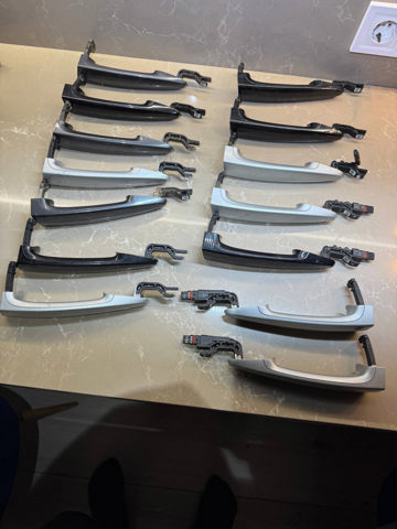 Ручка передньої двері зовнішня права 51217332566 BMW