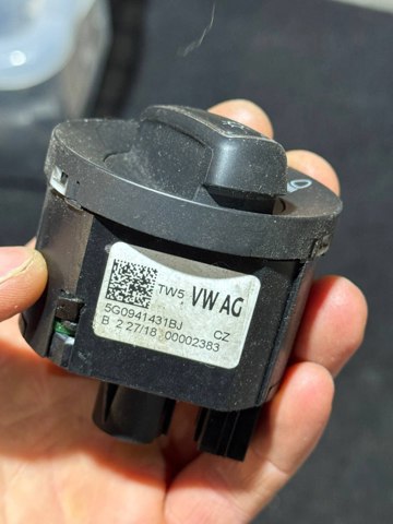 Перемикач світла фар, на "торпедо" 5G0941431BJ VAG