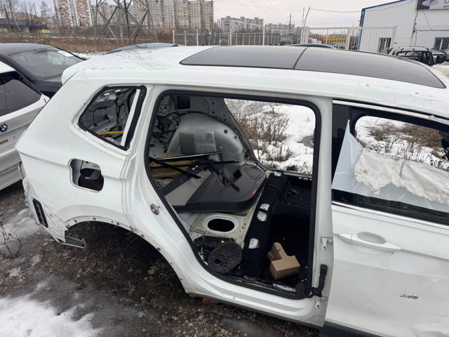 Бічна частина задні праві 5NL809844 VAG