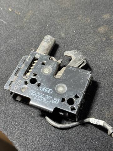 Замок кришки капота 8S0823509 VAG