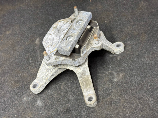 Опора кпп 8W0399156 VAG