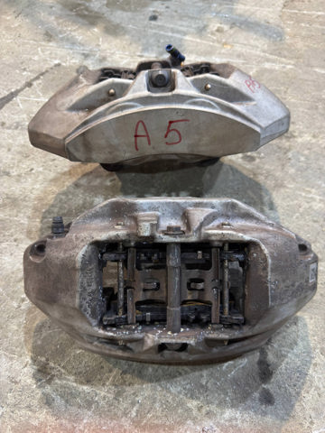 Супорт гальмівний, передній, правий 8W0615108C VAG