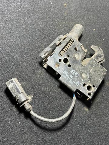 Запор капота (замок і привід замка капота) 8W0823509B VAG