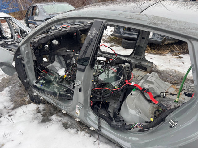 Отвір передніх лівих дверей 8W8810075 VAG