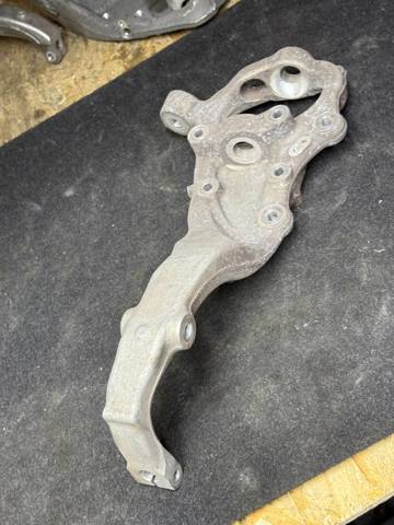 Цапфа поворотного кулака A2223321901 MERCEDES