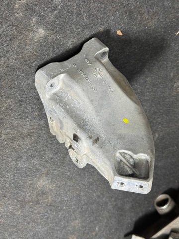 Кронштейн подушки (опори) двигуна, правої A6542231400 MERCEDES