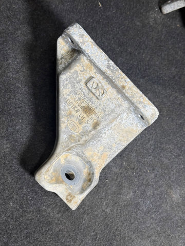 Кронштейн подушки (опори) двигуна, лівої CPLA6061AC LAND ROVER