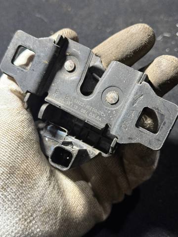 Замок кришки капота LR041431 LAND ROVER