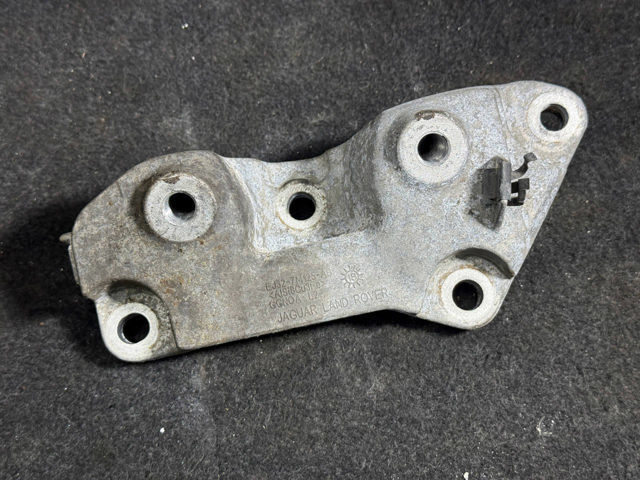Кронштейн подушки КПП, лівий LR047379 LAND ROVER