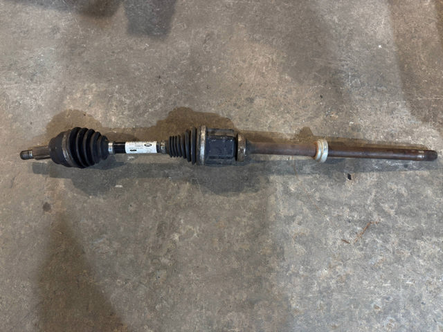 Піввісь передня, права LR071947 LAND ROVER