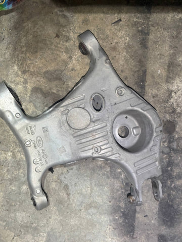 Балансир задній нижній, правий LR076678 LAND ROVER