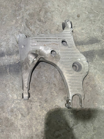 Балансир задній нижній, правий LR098766 LAND ROVER