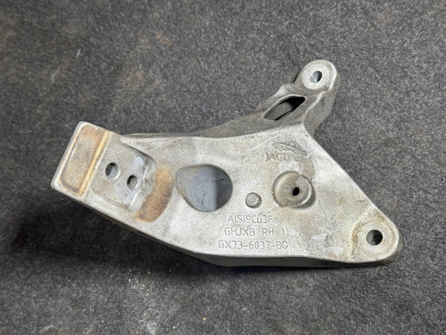 Кронштейн подушки (опори) двигуна, правої T2H22238 JAGUAR