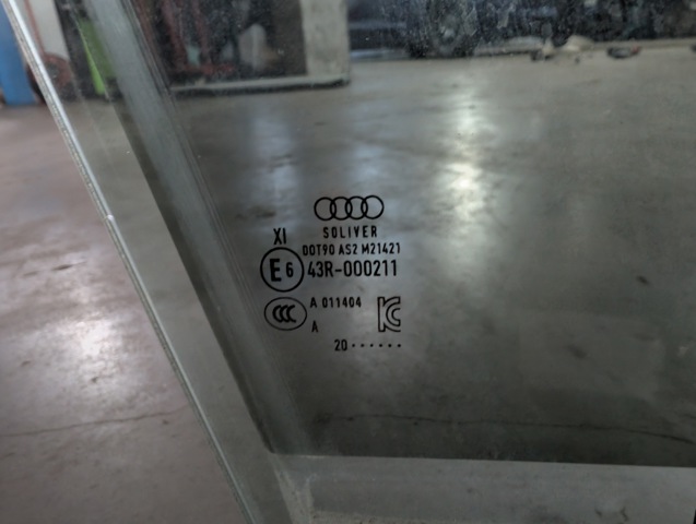 Скло пасажирських дверей 4KE845022 VAG