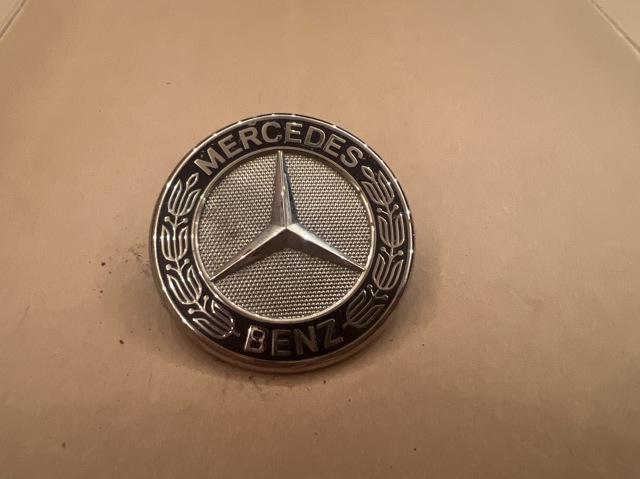 Фірмовий значок капота 2188170116 MERCEDES