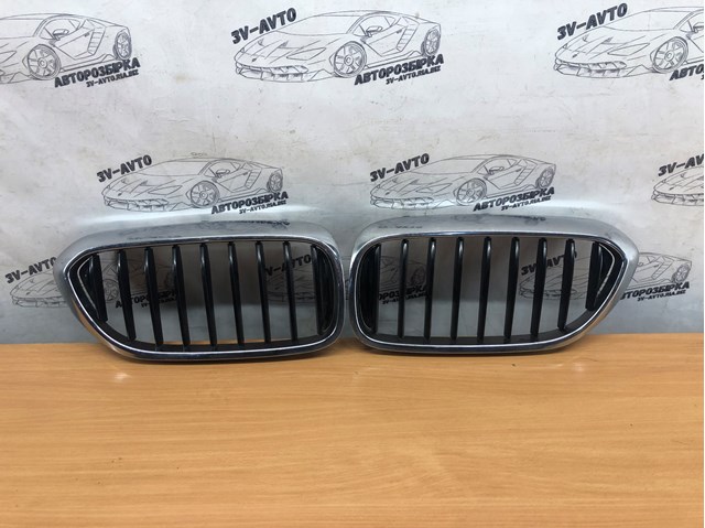 Решітка радіатора права 51137383520 BMW