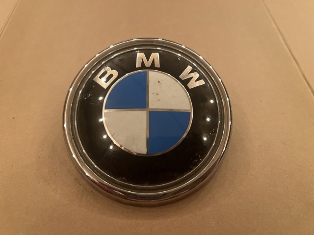 Емблема на кришку багажника, фірм.значок 51147157696 BMW