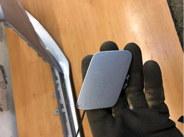 Заглушка бампера буксирувального гака, передня 8W0807241 VAG
