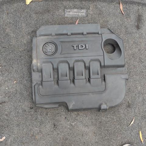 Кришка двигуна декоративна 04L103925N VAG