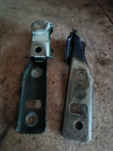 Завіса капота права 1J0823302 VAG