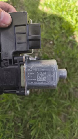 Мотор склопідйомника дверей задніх, правих 5Q0959811A VAG