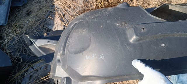 Підкрилок передній лівий 8V5821171 VAG