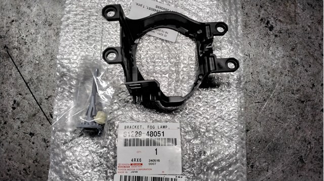 Кронштейн кріплення протитуманной фари, лівої 8122948051 TOYOTA