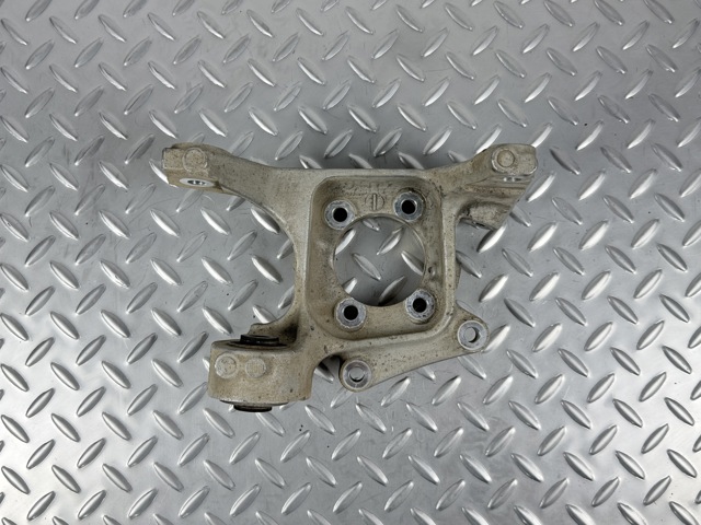 Кулак поворотний правий DG9Z5B758B FORD