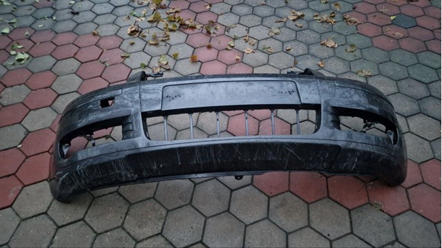 Бампер передній 8P3807105 VAG