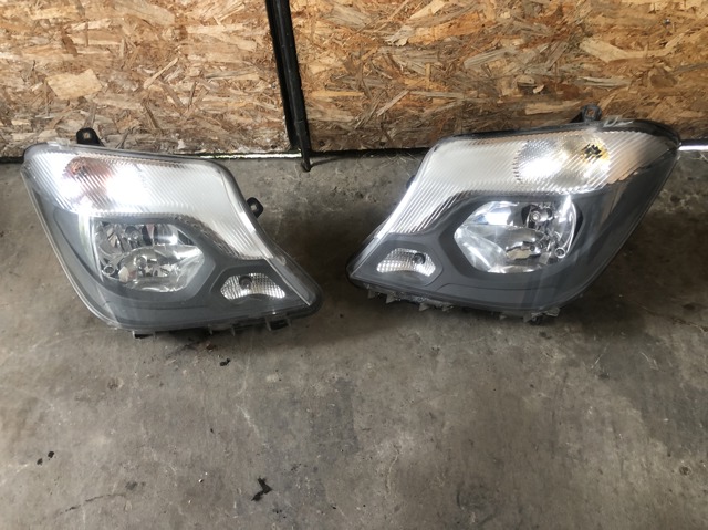 Фара правая A9068202661 MERCEDES