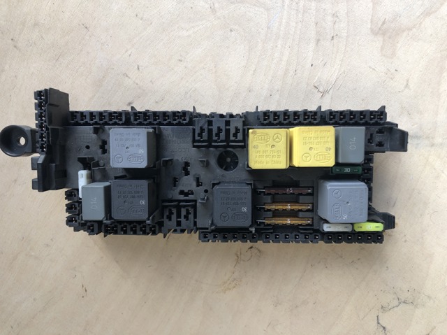 Коробка запобіжників A9075450100 MERCEDES