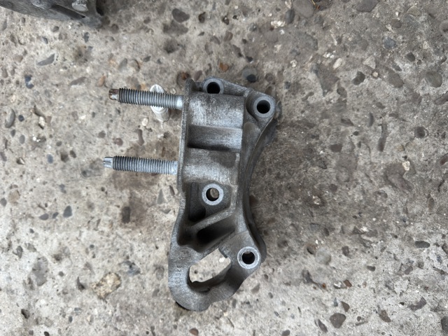 Кронштейн подушки (опори) двигуна, правої 3M516030AF FORD