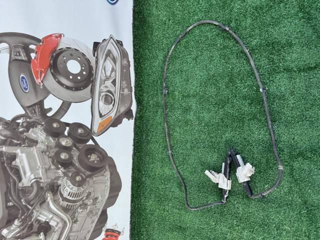Форсунка омивача фари передньої, лівою 7S7113L015BA FORD