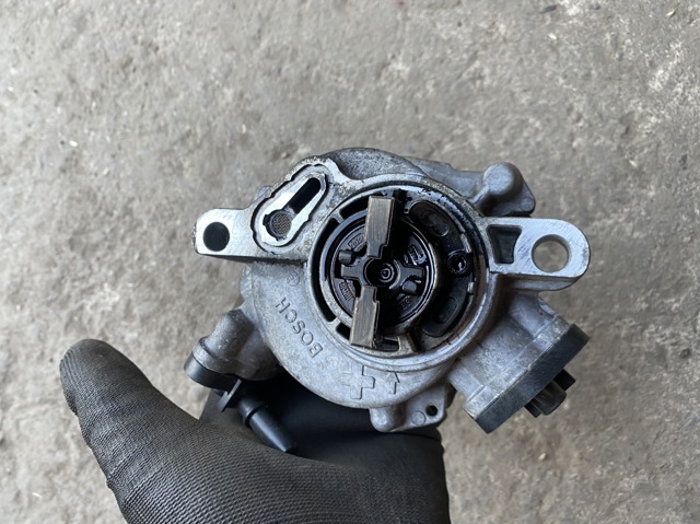 Насос вакуумний 9804021880 FORD