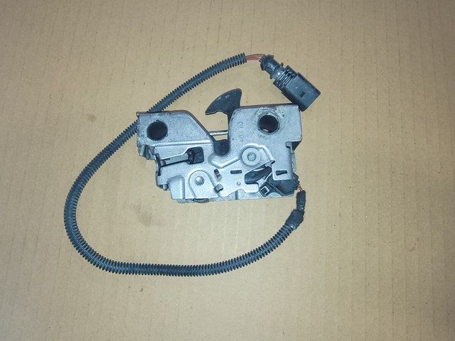 Запор капота (замок і привід замка капота) 5G1823509D VAG