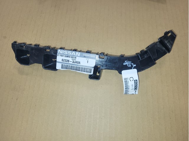 Кронштейн бампера переднього, зовнішній правий 622263JA0A NISSAN
