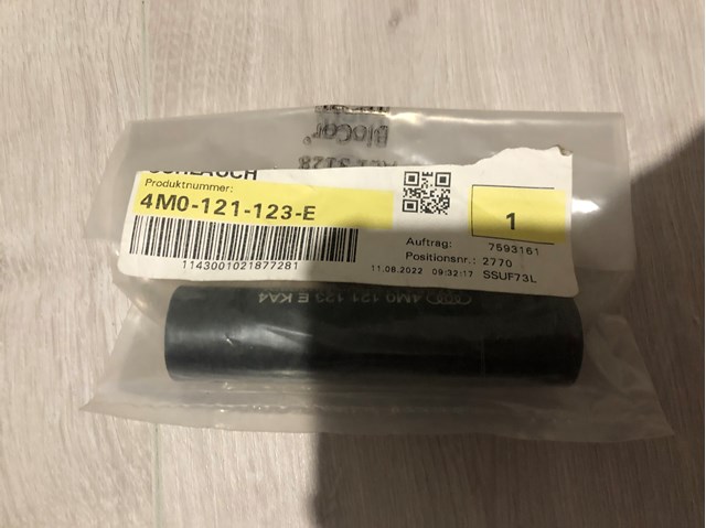 Трубопроводи і шланги системи охолодження 4M0121123E VAG