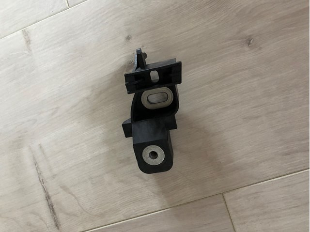 Ліве кріплення переднього бампера 4M8807595A VAG