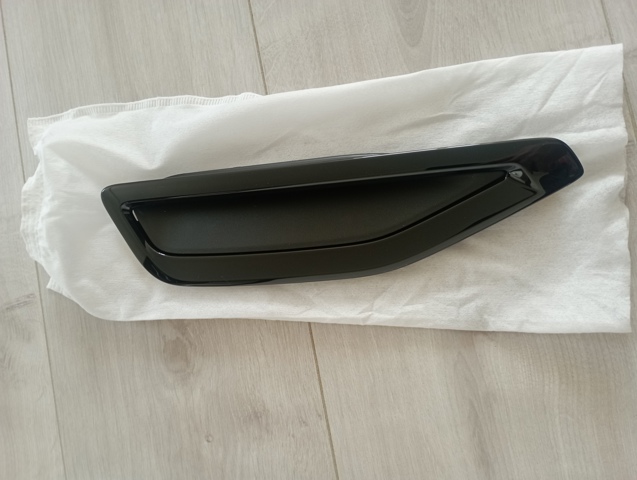 Молдинг переднього правого крила 51137418178 BMW