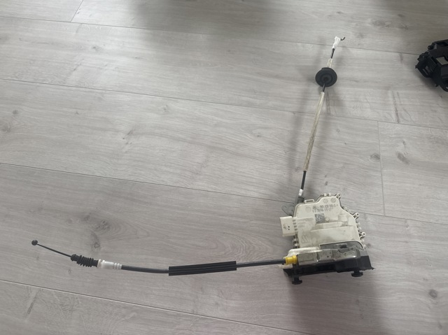 Замок задніх дверей, лівих 8K0839015D VAG