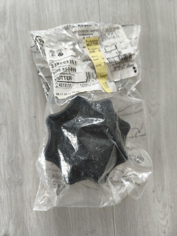 Болт кріплення запасного колеса 8W0803899 VAG